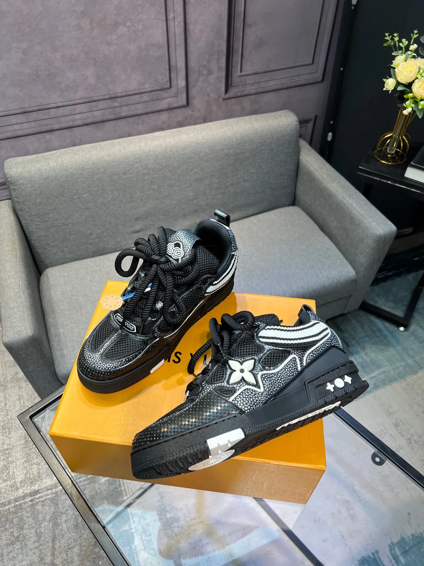 Men's men's shoes💰800 LV top version Jigglypuff new model Purchasing quality LV~Louis Vuitton LV TRAINER's best-looking sneakers, Donkey Brand strongly recommends new products, official website limited edition retro basketball sneakers! Both high-top and low-top models spent money to purchase 1:1 accurate reproductions of the originals. The details are invincible and full of sincerity. The imported custom-made original cowhide leather is the same as the original package. The details are 100% restored. The private model customizes the original one-piece TPU outsole. It is different from other brands. Without the original version, this effect cannot be achieved!                Men's and women's models 35-40 39-45 (46 is custom-made and cannot be returned or exchanged)